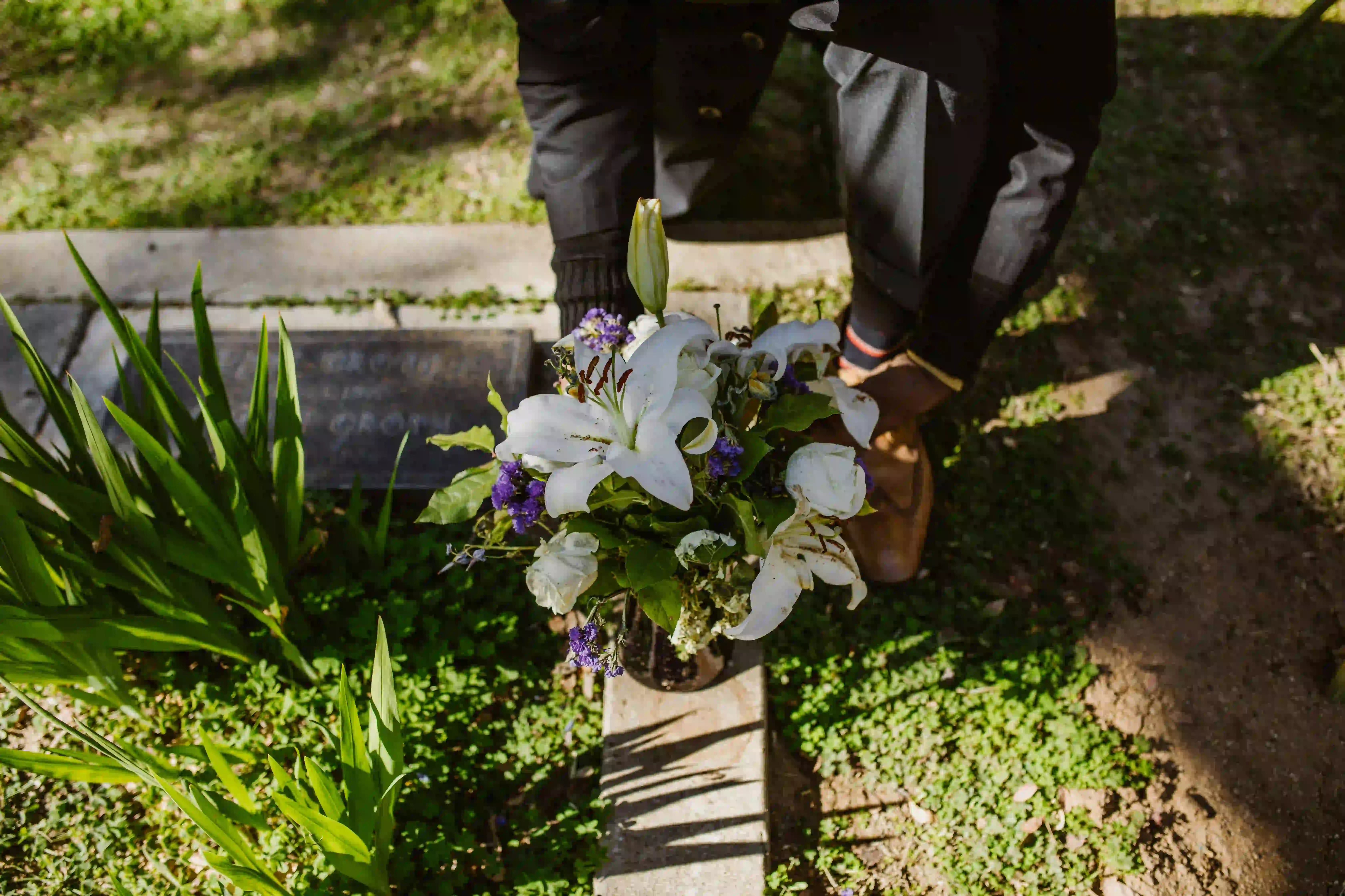 fleurs-de-cimetiere-naturelles-artificielles-sepulture