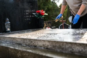 comment nettoyer un monument funéraire