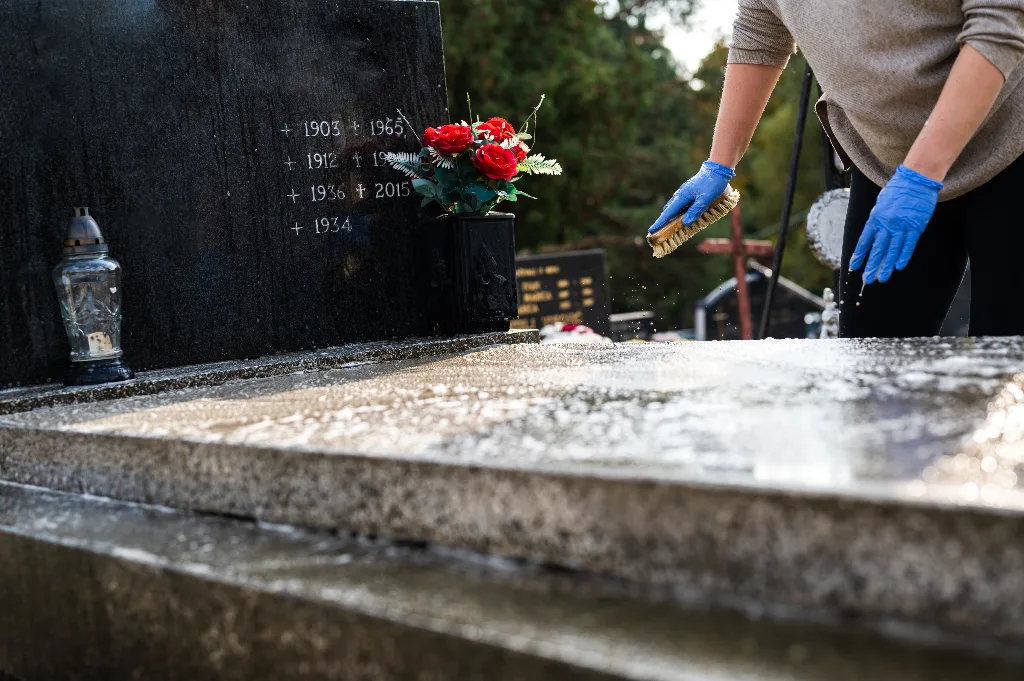 comment nettoyer un monument funéraire